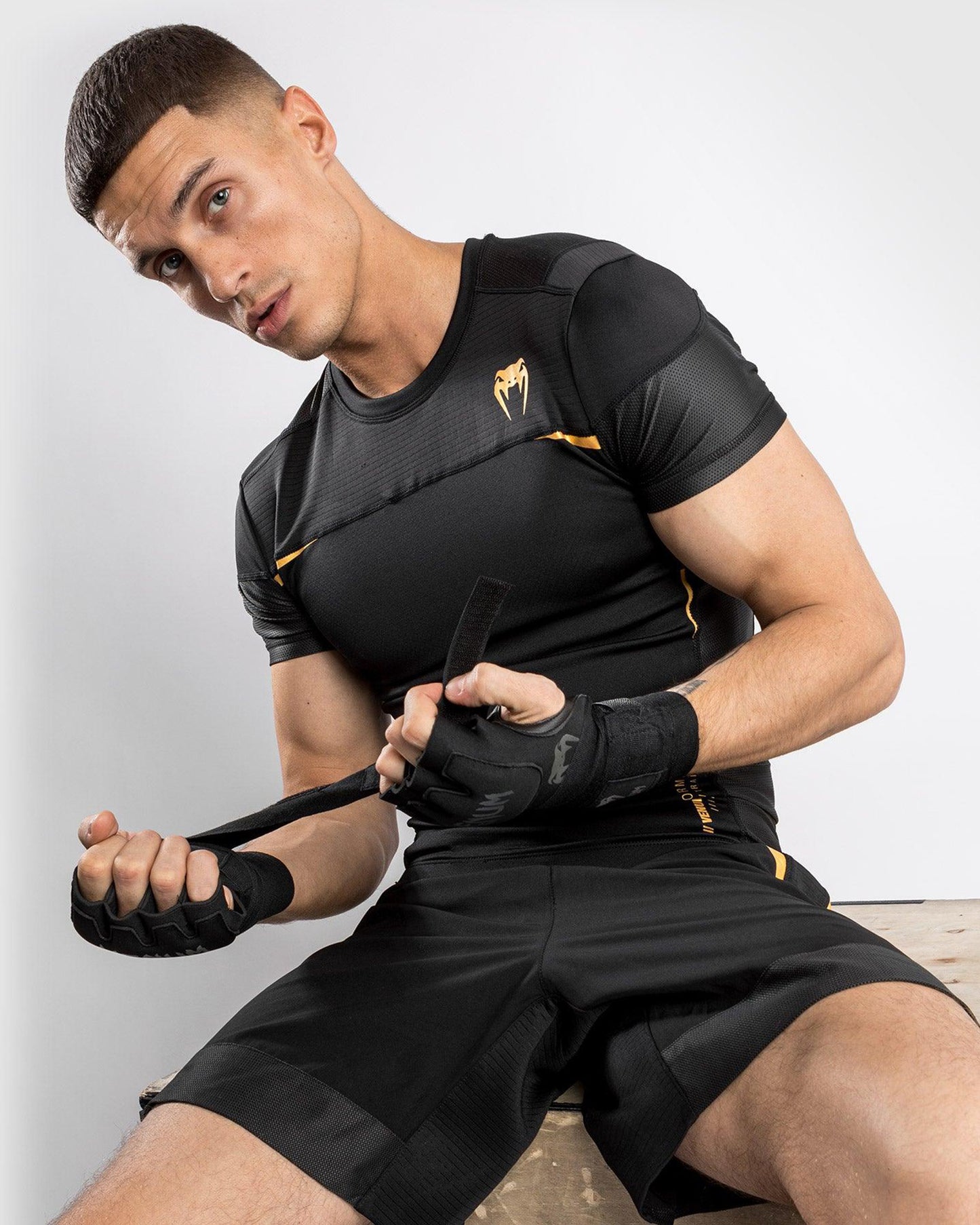 Venum tempest 2.0 Rashguard Short Sleeves - Black/Gold