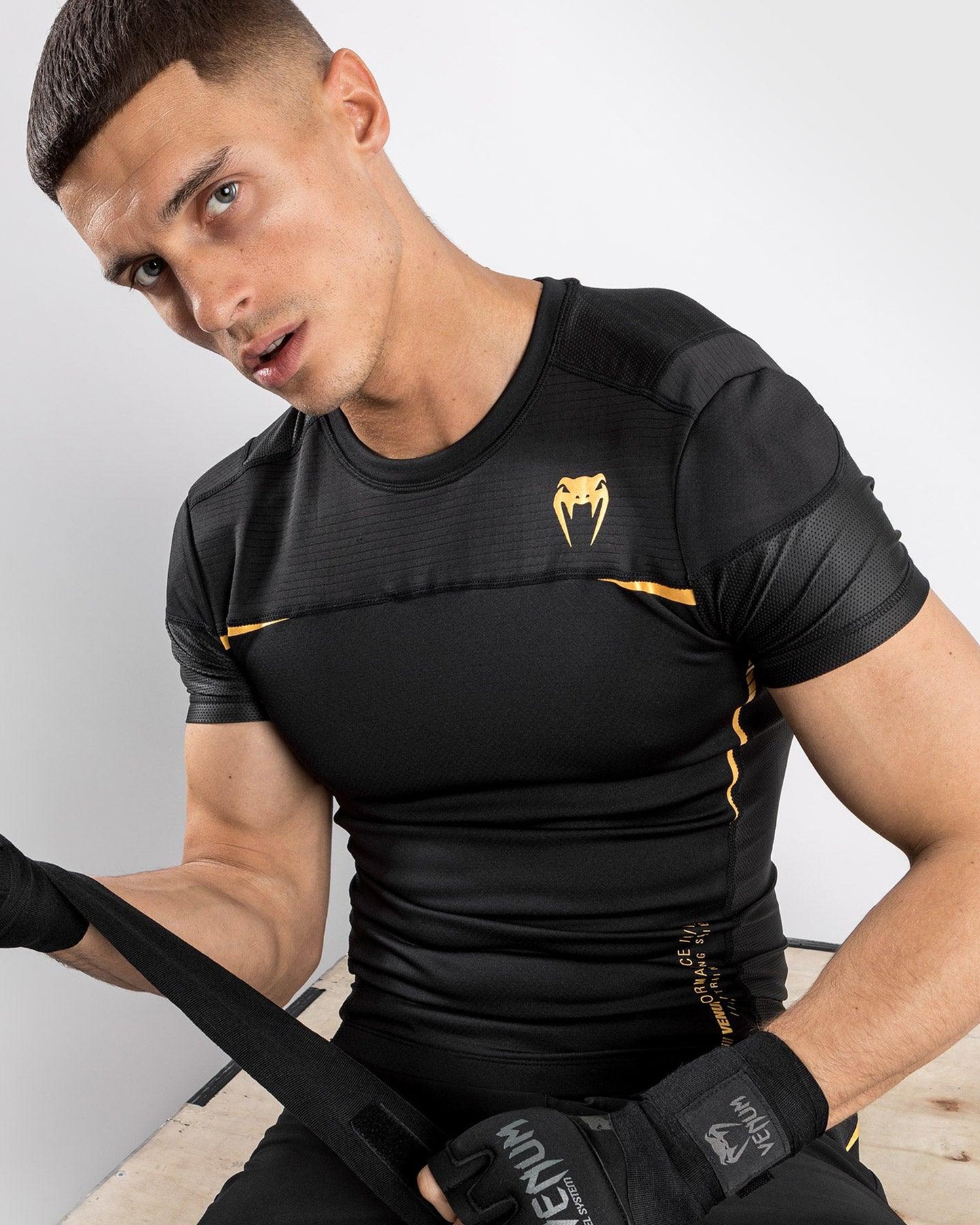 Venum tempest 2.0 Rashguard Short Sleeves - Black/Gold